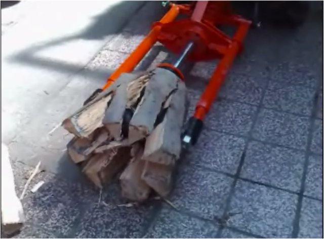 Hydraulická kálačka na drevo